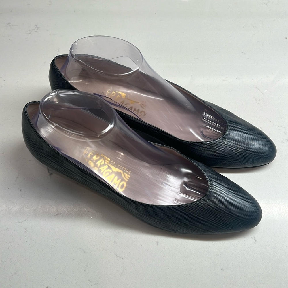Salvatore Ferragamo Boutique Navy Blue Leather Low Heel Pumps Slip On Size 9.B